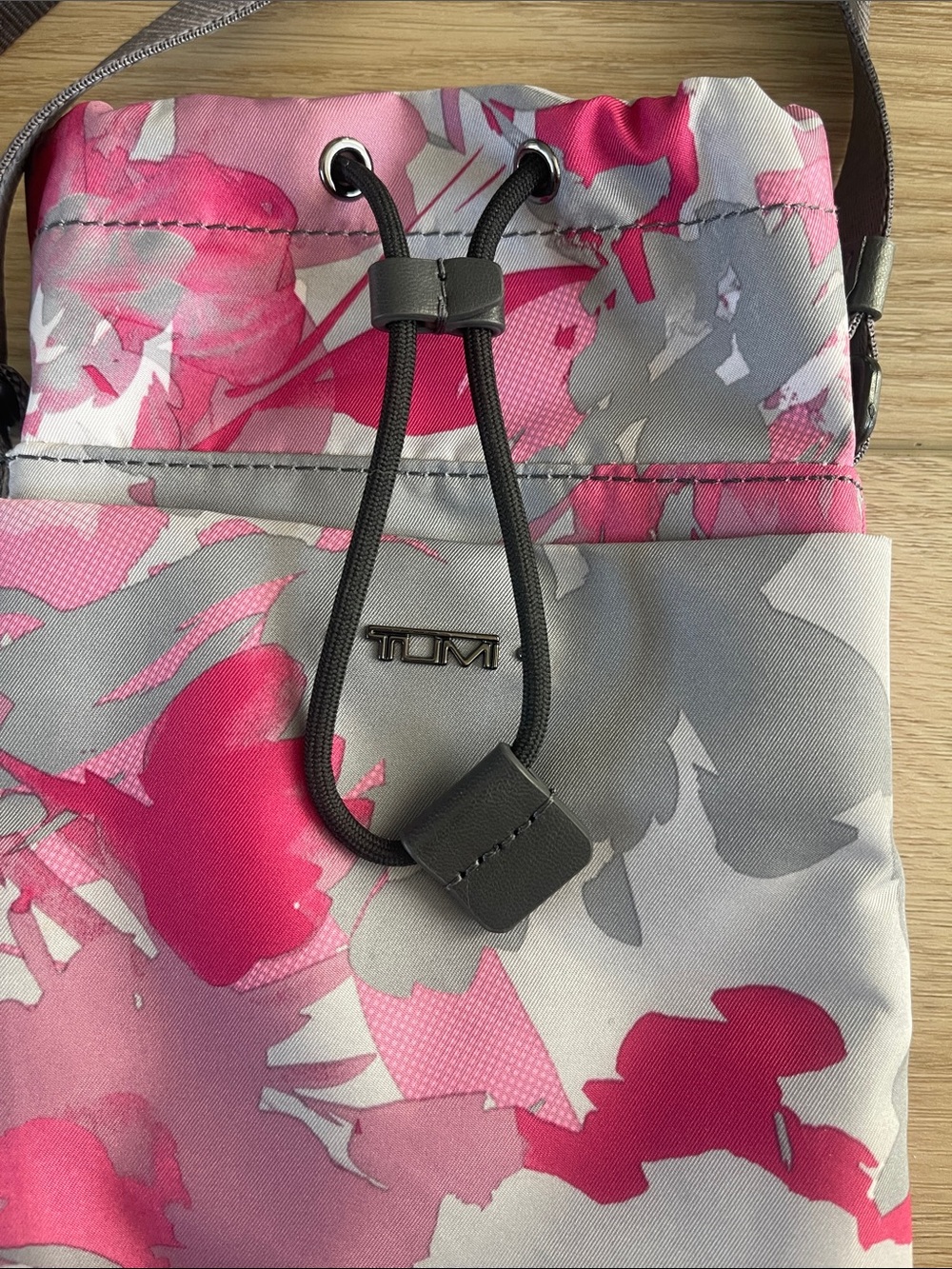 ❤️NWT!!!❤️ Tumi water bottle hydration bag Front slip pocket for quick access. - Picture 3 of 3